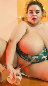 巨乳熟女在大假阳具上弹跳