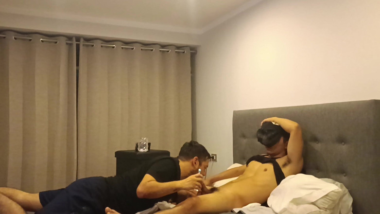Bare skin man: În culise, camera în dulap