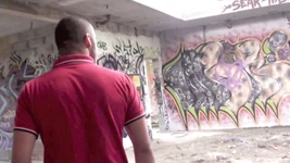 Geamăn francez futut în jockstrap de o pulă arabă de urs XXL cu fața închisă în aer liber