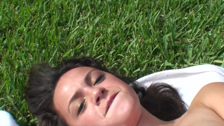 Hot Girlz: Morena tetona teniendo sexo cerca del lago