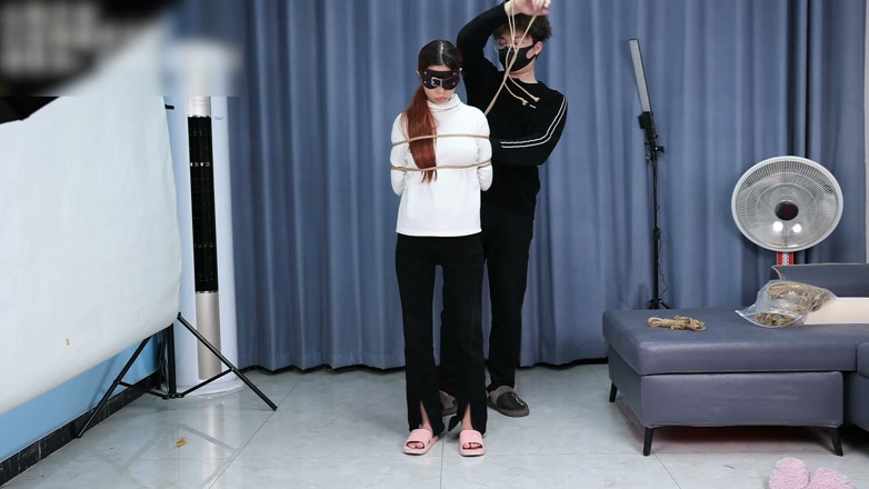 Asian bondage: Крайние ограничения босоногой девушки, играющей босыми ногами