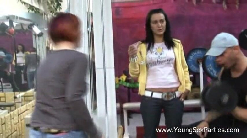 Young Sex Parties: Párty v tělocvičně s trojkou