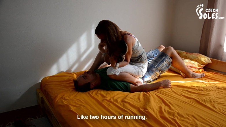 Czech Soles - foot fetish content: Depois da corrida, segure o pé