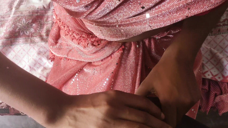 Lovely Dipti: Urocza Dipti daje obciąganie Rozbierz różowe Sari pokazujące gorące cycki...