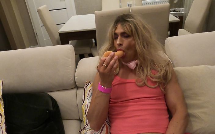 Trixy Sissy Babe: Trixy evde tek başına mutfakta ne isterse yapıyor