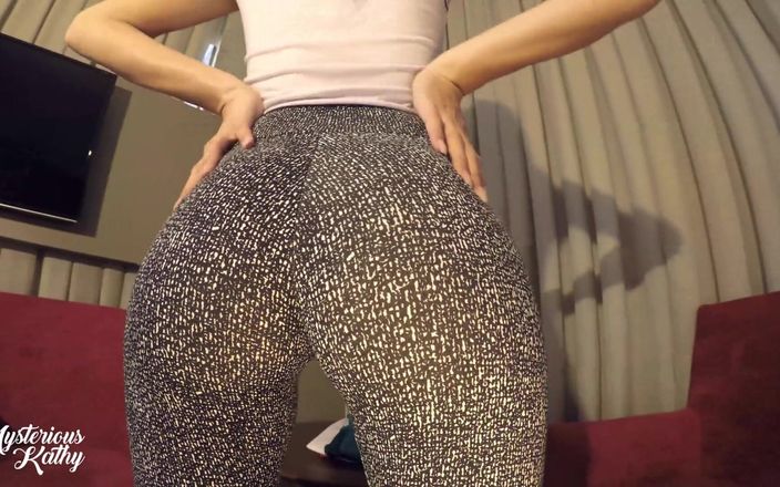 Mysterious Kathy: L’essai de pantalon de yoga le plus sexy (cameltoe)
