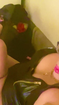 CD Krissy Sweets büyük yarağını sıkı sikiş deliğinin derinliklerinde istiyor
