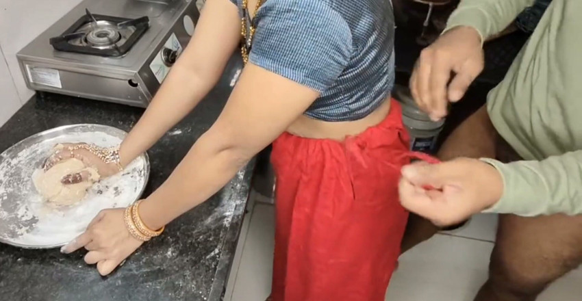 Kavitha_Vintho_: Tatie desi indienne dans la cuisine, notre mari vient baiser...