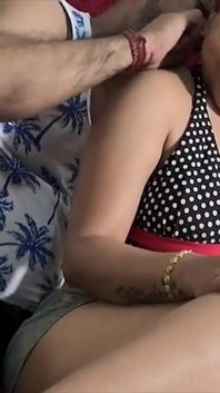 可爱的 bhabi 在酒店房间里被她的前男友性交