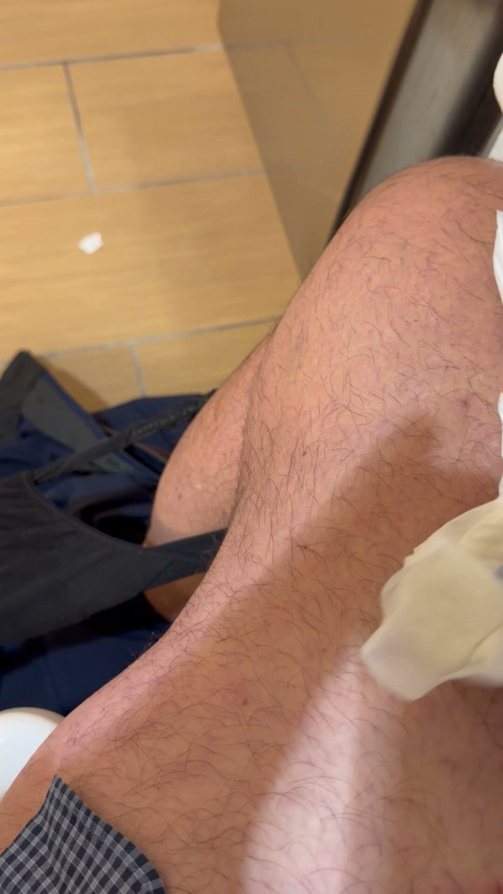 Takepad: Banheiro feminino mijando e trocando de roupa de calcinha