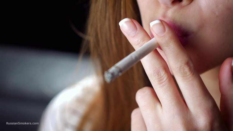 Russian Smokers: М'яка російська красуня курить сигаретні спокійні моменти