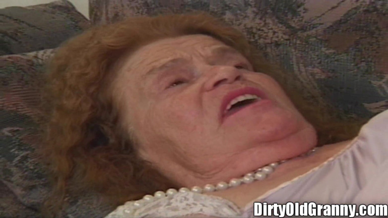 Dirty Old Granny: Возбужденную рыжую бабушку с уродливой пиздой трахнул член н лесбийский бодибилдер дилдо сучка!