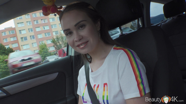 Teen Mega World: Sexul ca bilet de autostopist