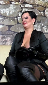 O tipă în latex cu tatuaje se fute tare cu nenorocitul ei