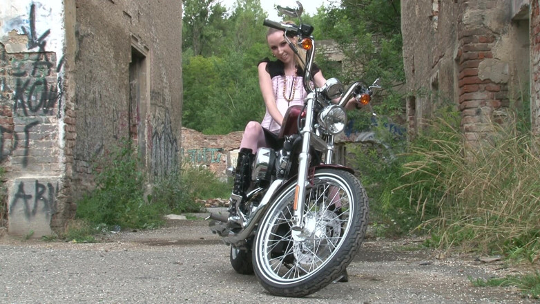 Public Entertainment: Cagna in bici