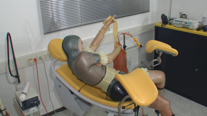 Rubber & Clinic Studio - 1ATOYS: Pisspants - voller gummi-gynäkologen pisst