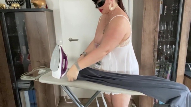 The HuCow: Hucow Tanja passando roupa e bombeando
