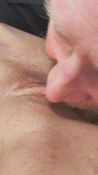 MILF bere velký penis před svým manželem a on mu uklízí sperma !!