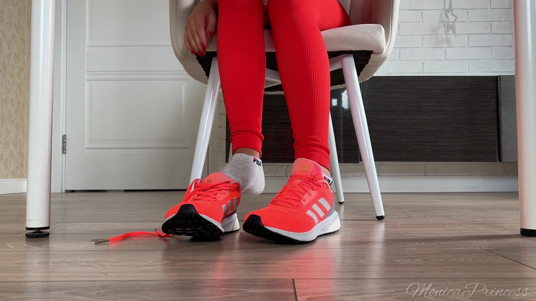 Princess Monica: Zapato y pies juegan debajo de la mesa