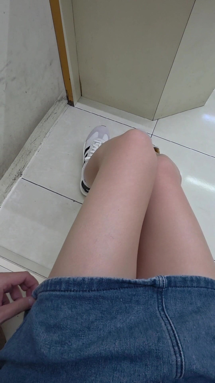 Taiwancdgirl: Ibu palsu Tingxuan difoto di bilik dobi dari belakang tanpa...