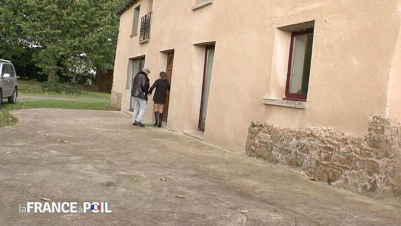 La France a Poil: Studentessa scopa il suo vecchio vibratore pervertito