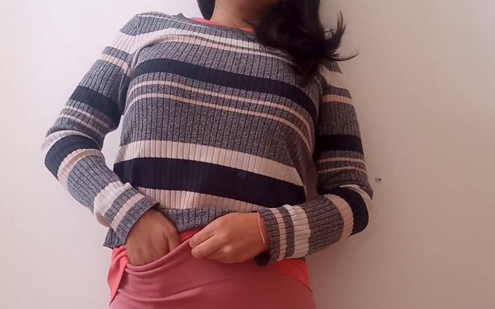 Maria Luna Mex: Une jeune latina se masturbe et jouit entièrement habillée