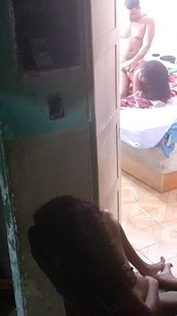 Üvey kız kardeşimi ve üvey babamı seks yaparken yakaladım ve odanın kapısında kendime dokunarak durdum.