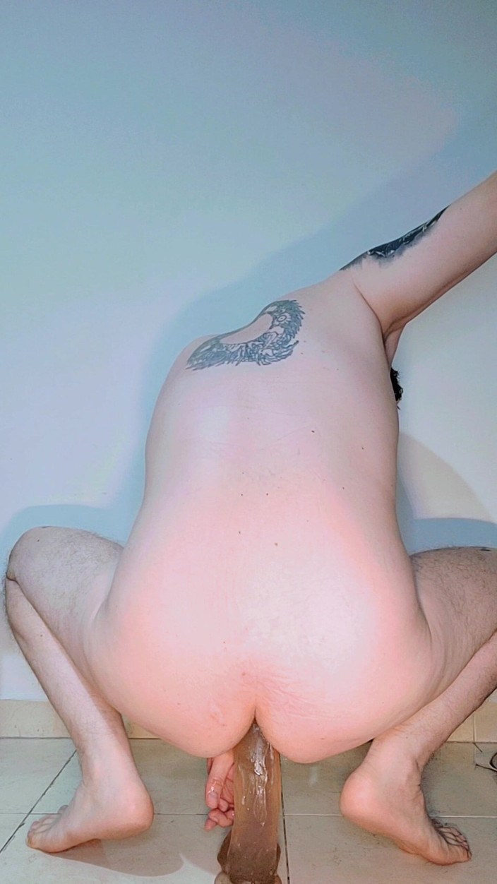 SlutClosetedfag: Aku lagi asik muasin memeknya pakai dildo favorit istriku