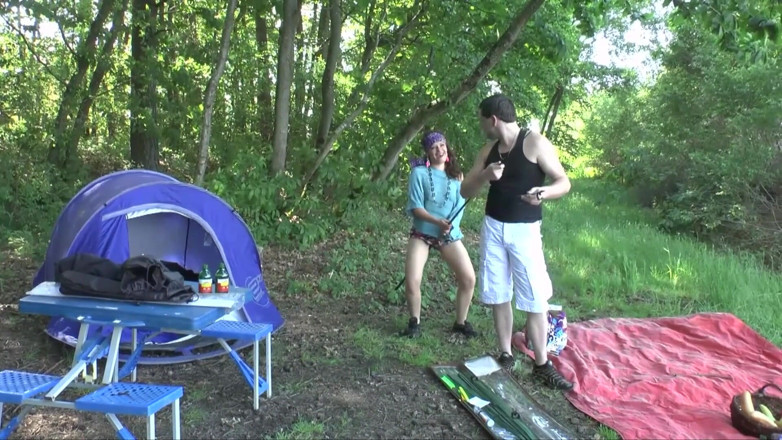 Dirty Amateurs: 和性感小妞在树林里的户外活动 - DVD