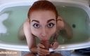 Red Kite Kat: Красивая девушка сексуально брызгается в ванне и делает минет - камшот