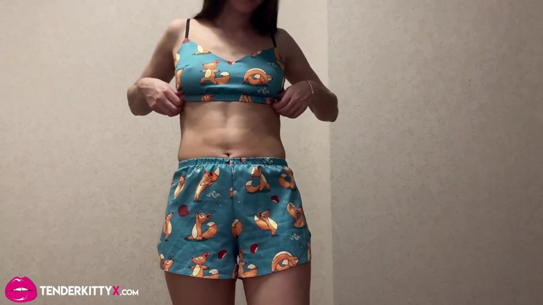 Tender Kitty: La ragazza succhia il cazzo e la figa scopando la...