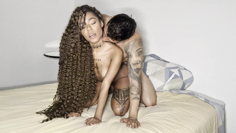 Valentino Roca TV: Sexo caseiro com negra gostosa brasileira com buceta apertada
