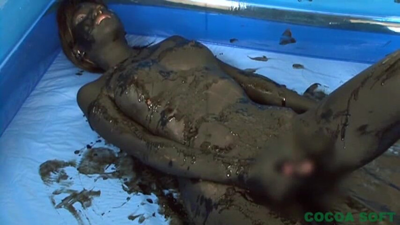 Cocoa Soft: Garota asiática pintada de preto se masturba com um vibrador...