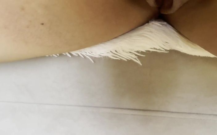 Lux Eva: Une MILF jouit sur ses gros nichons
