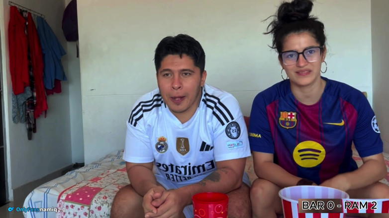 NamiQsein: フットボールの試合を見ていて、彼女は賭けに負けた