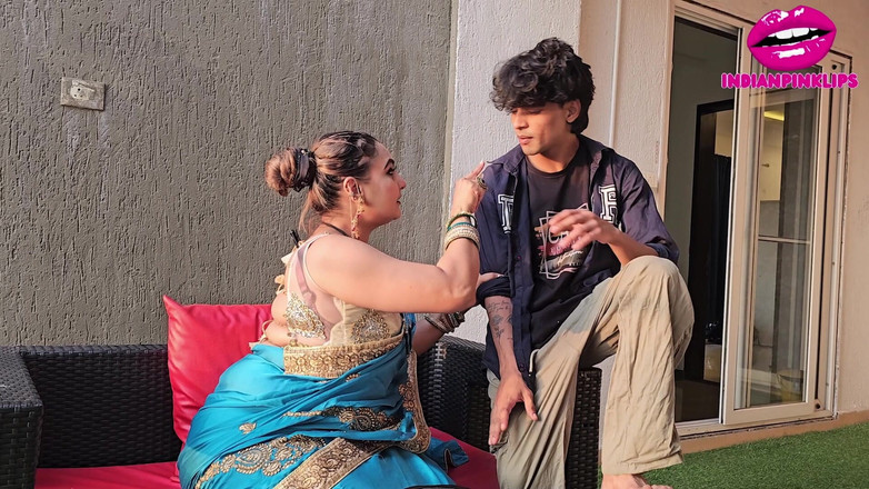 Indianpinklips: デジビレッジバビタイトマンコ屋外セックスとデヴァール