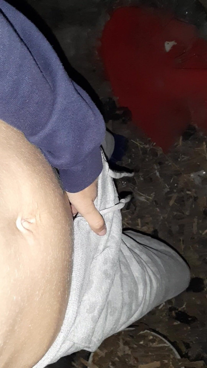 Lesbian-candys: Saya bersembunyi di bangsal untuk mengongkek pepek berbulu saya, basah...