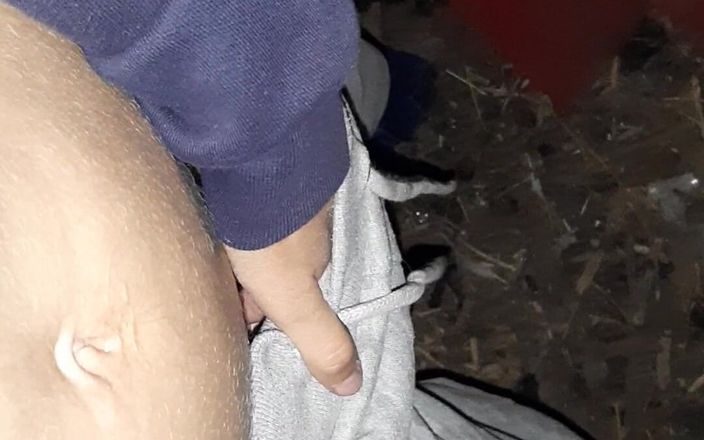 Lesbian-candys: Ukrywam się w stodole, aby przelecieć moją owłosioną, mokrą cipkę...