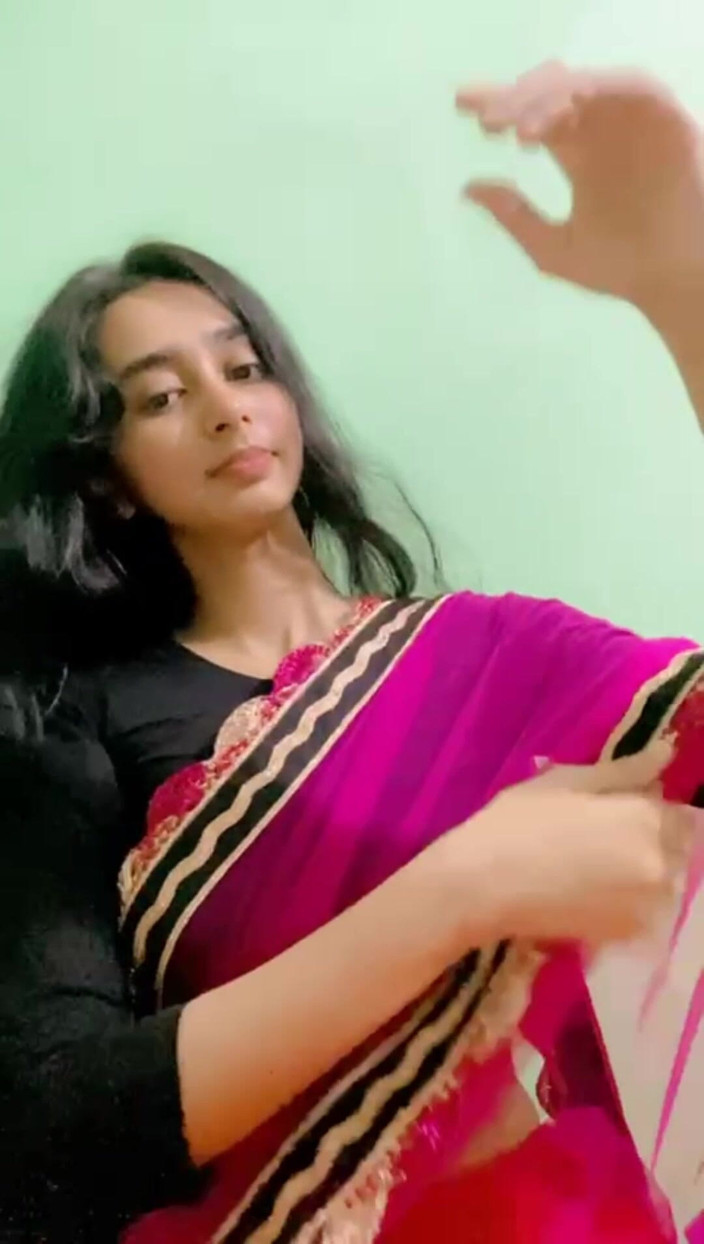 MehwishAly: 젖탱이를 보여주는 인도 소녀