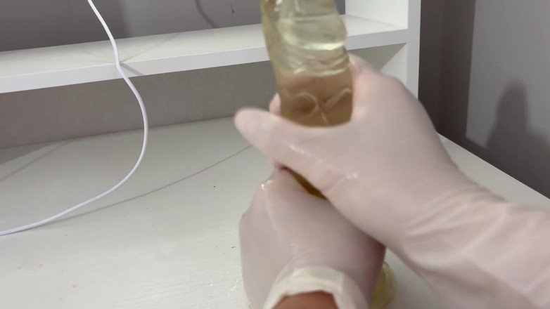 AmayaMori: Faccio una sega al dildo con le mani oleose in...