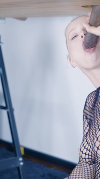 มีควยอยู่ใต้โต๊ะที่คุณต้องอม