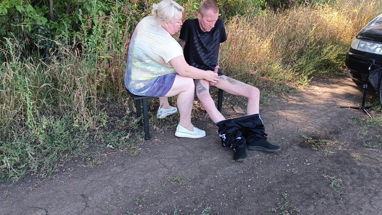 Zona901: O vecină îmi suge pula într-un parc public pe o bancă până...