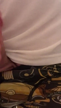 Chico flaco con gran cocinera mea y se masturba hasta que se corre