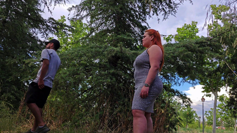Latincurvyredhead: Làm tình trong công viên với hàng xóm của tôi