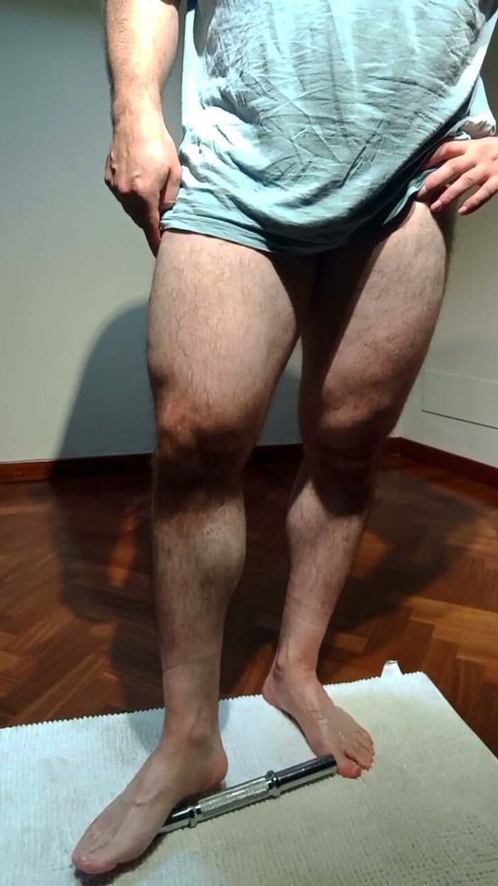 Markwolf: Muscular Bodybuilder Gives the Dumbbell a Filthy Footjob, M