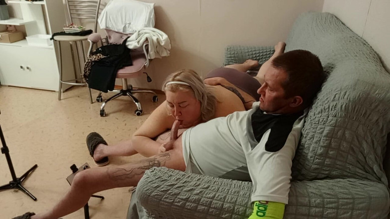 Zona901: La vicina ingoia sperma dopo un pompino delicato