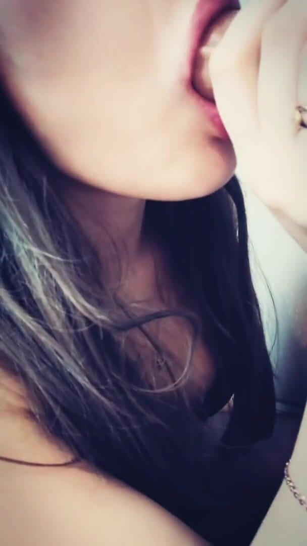 Katy Sikret: Cadela chupa um vibrador