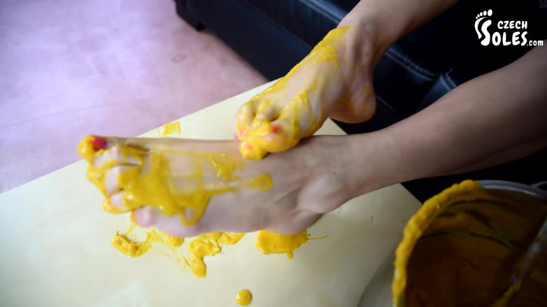 Czech Soles - foot fetish content: Съесть его обед из потных ступней Меган