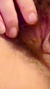 Regardez Comme Ma Chatte Est Poilue Après Des Années À Utiliser Des Godes Énormes Sur Mon Visage Et Dans Le Dos.