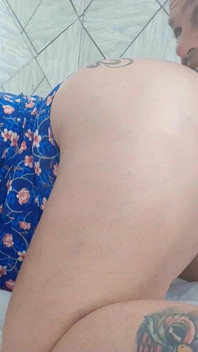 Utěšovala se a brousila na velkého ptáka